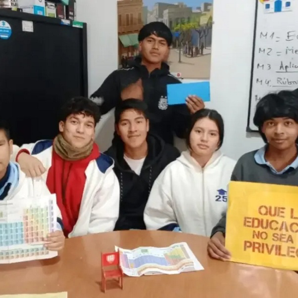 El amor por enseñar: Un docente de barrio Solidaridad aprendió braille para darle clases a su alumno ciego