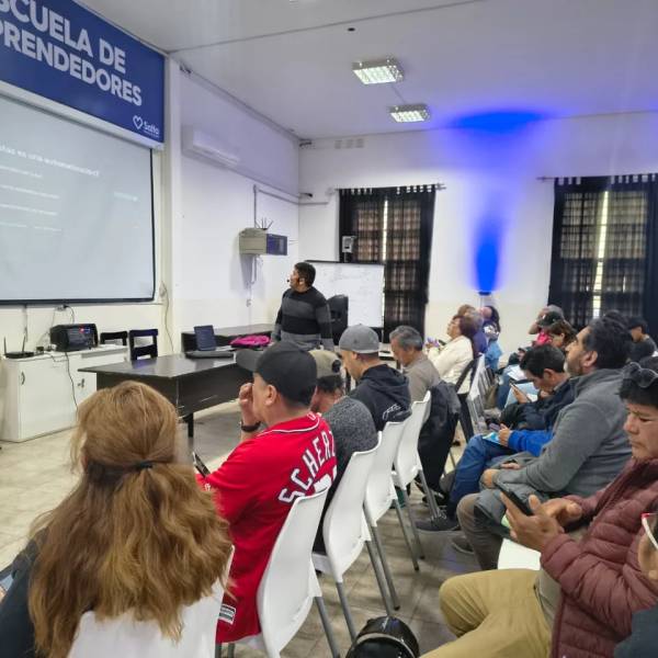 Más herramientas para crecer: Vecinos finalizaron el curso de IA desde cero realizado en la Escuela de Emprendedores