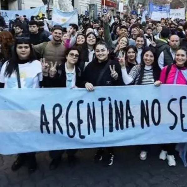 Luego del rechazo a la extranjerización de las tierras cayó el apoyo joven a Milei y amenaza el escenario político