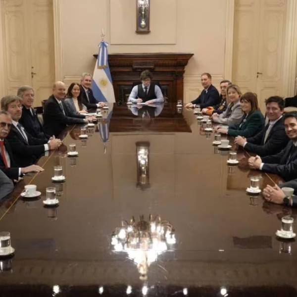 En la reunión de Gabinete, Milei rechazó las críticas por el endeudamiento de las familias