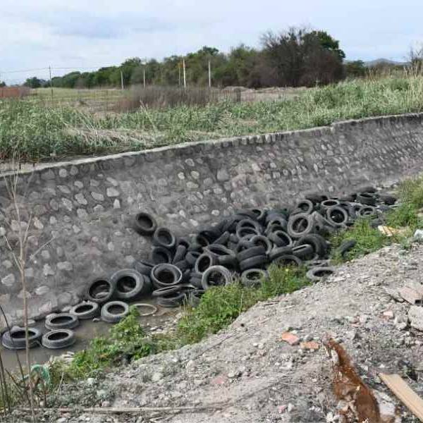Los sucios de siempre: Arrojaron gran cantidad de neumáticos dentro del canal del río Ancho