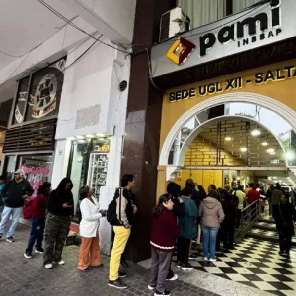 Largas filas y bronca en el PAMI Salta: sin médicos y con turnos que nunca llegan
