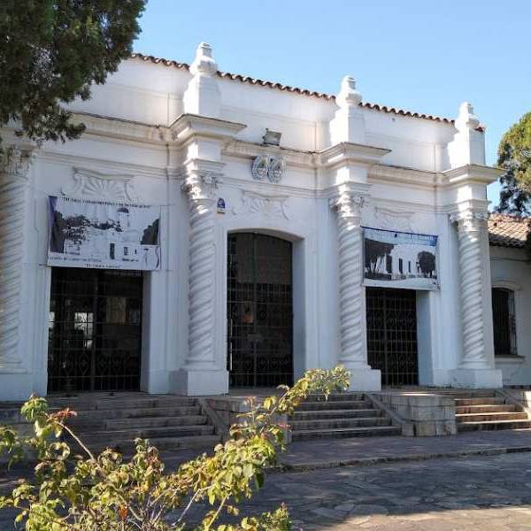 Terrible pelea entre alumnos del Colegio Nacional de la capital salteña: Secuestraron cuchillos, un machete y hasta un rebenque