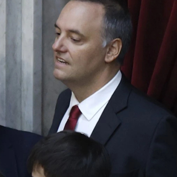 Encuesta de la consultora Innova: el 70% cree que Adorni es corrupto. ¿Vos pensás lo mismo?