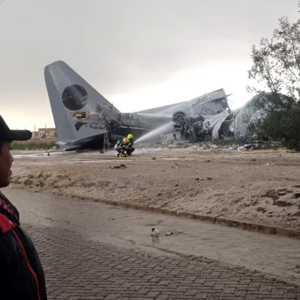 En Bolivia un avión que transportaba dinero se estrelló sobre una avenida y lo saquearon: hay 15 muertos
