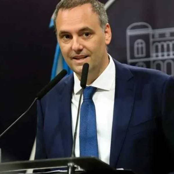 Las torpezas de Adorni no paran: Quiso  modificar a destiempo su declaración jurada, pero lo descubrieron