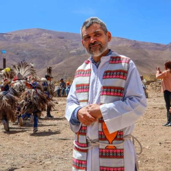 El padre Walter Medina, sacerdote de Alfarcito, advirtió que el colegio podría cerrar si no recibe ayuda