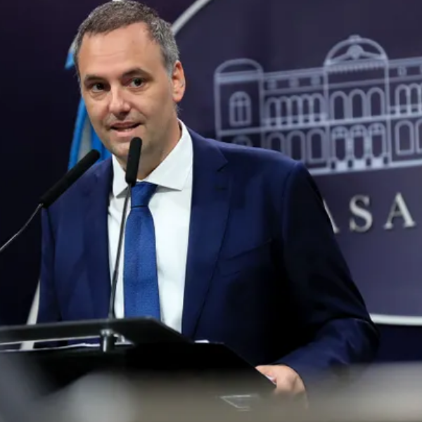 Manuel Adorni asume como director de YPF en representación del Estado Nacional