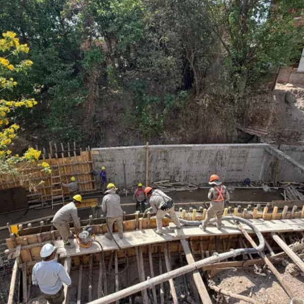Barrio El Milagro: Colocaron el nuevo hormigón para el revestimiento del canal pluvial Tinkunaku