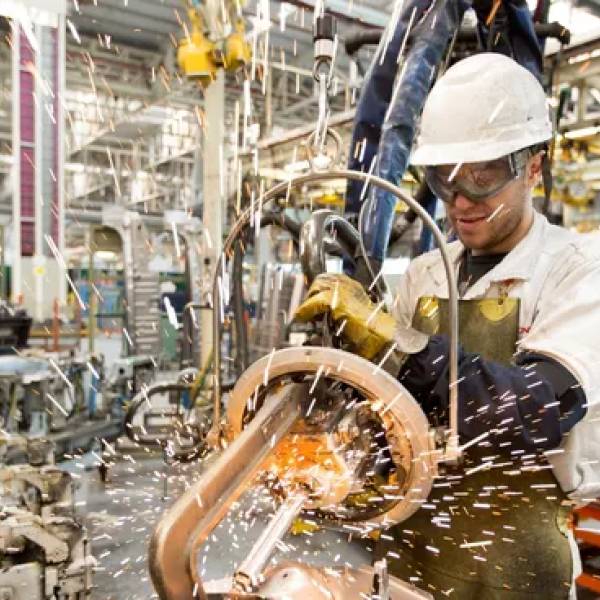 Números en rojo: la actividad industrial retrocedió en agosto y la UIA confirma una caída acumulada del 3%