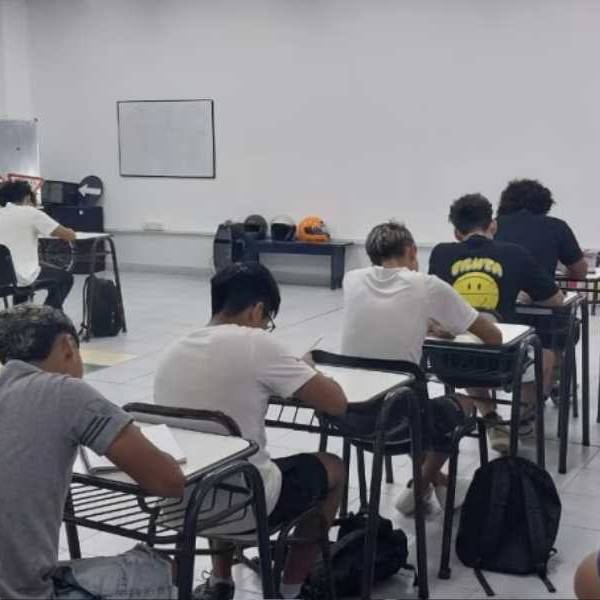 Primera Licencia de conducir: cerca de 40 adolescentes salteños de 17 años rindieron el examen teórico
