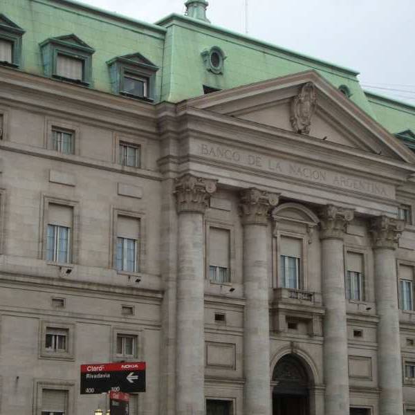 Luis Caputo instó a los ahorristas a confiar y depositar sus dólares en el Nación si en otros bancos ponen trabas