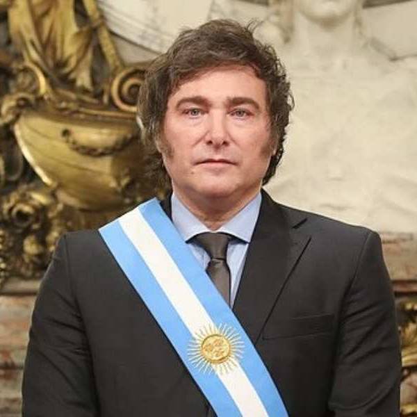 Javier Milei autorizó el aumento de sueldos de ministros, secretarios, subsecretarios y directores