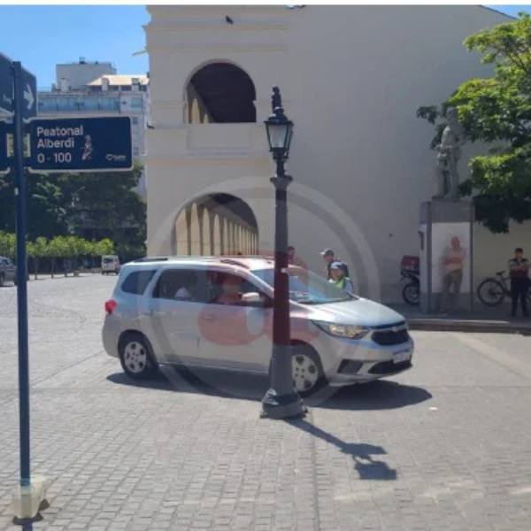 Para sorpresa de transuntes y comerciantes un automovil con turistas ingresaron a la peatonal Alberdi. Como se justificaron
