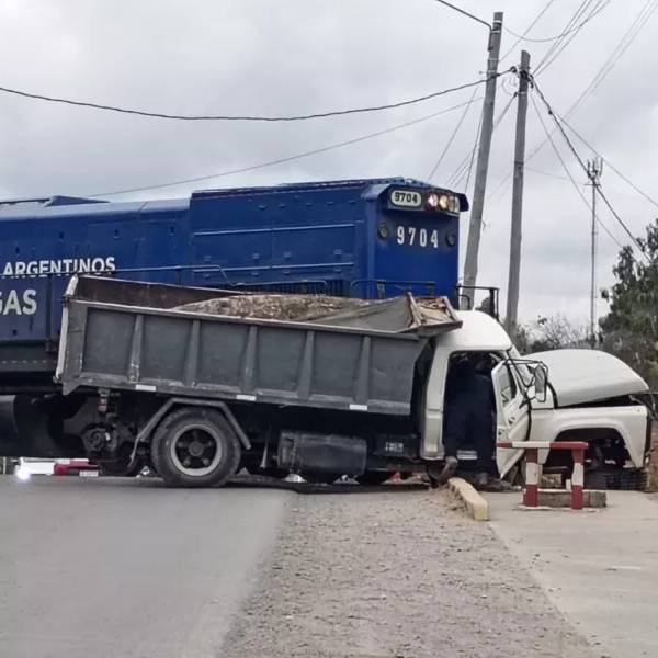En el acceso a Atocha un tren de carga embistió a un camión: El chófer se salvó de milagro