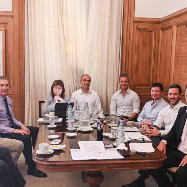 Milei sigue perdiendo en la economía y en la política: Cedió frente a gobernadores, gremios y bancos para “la única ley posible” y la inflación rozó el 3%