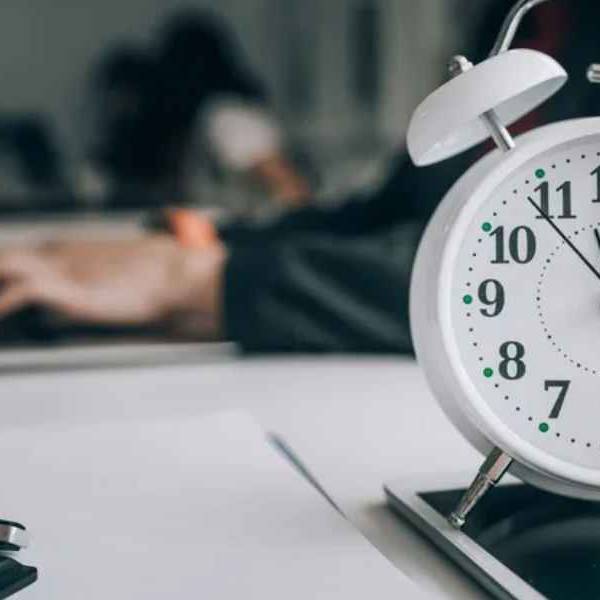 Chau a las horas extra: El proyecto de reforma laboral se refiere ahora a un “banco de horas” que dispone del tiempo del empleado