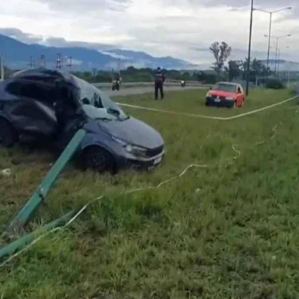 Tremendo siniestro vial en Circunvalación Oeste: Cuatro personas resultaron heridas al chocar un auto con un poste