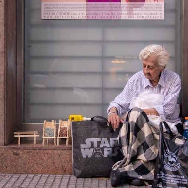 La historia de miles de argentinos: Es profesora de inglés jubilada y a los 89 años vende sillitas de muñecas en la calle para llegar a fin de mes