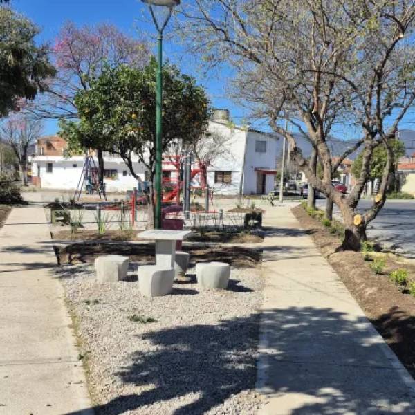 La Municipalidad sigue recuperando plazas y espacios:  Renovaron la plazoleta de la Economía Social de Villa Cristina