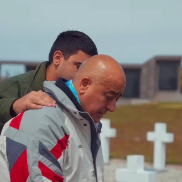 El excombatiente que volvió a Malvinas con su hijo y revivió la guerra: “No sabía que tenía tantas lágrimas”