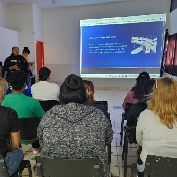 Vecinos se capacitan en conducción segura de motocicletas en el CIC Santa Cecilia