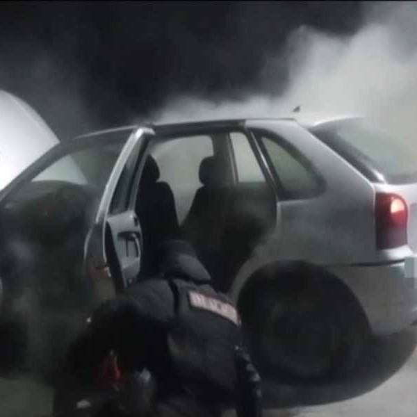 Evitaron una tragedia en barrio La Ciénaga: Policías rompieron el vidrio de un auto incendiado y rescataron a un vecino