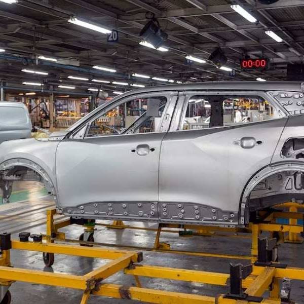 Crece la incertidumbre industrial: el grupo fabricante de Peugeot y Fiat contempla el cierre de sus plantas en Argentina