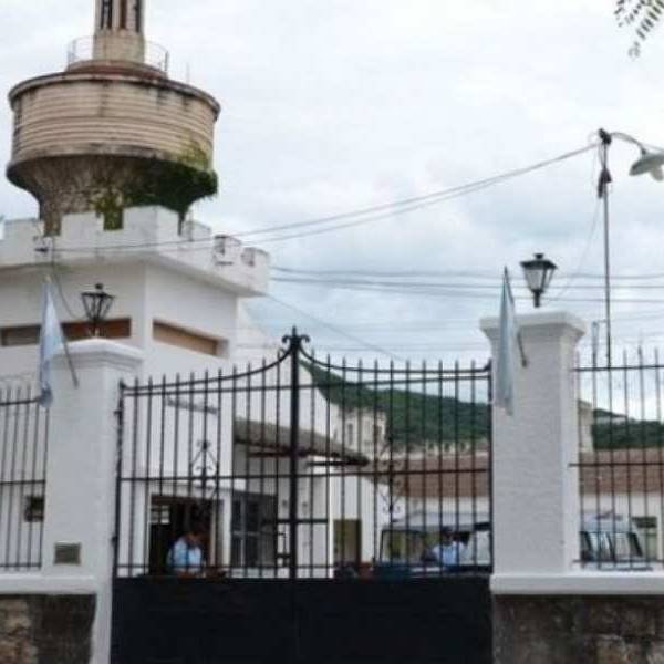 El preso apuñalado en Villa Las Rosas permanece en terapia intensiva en el Hospital San Bernardo