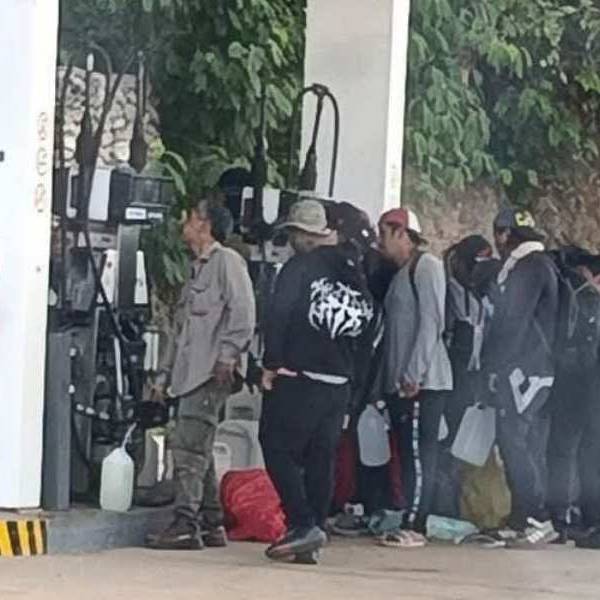 Efecto frontera: Bolivianos cruzan a cargar gasoil en Aguas Blancas tras la quita de subsidios en su país
