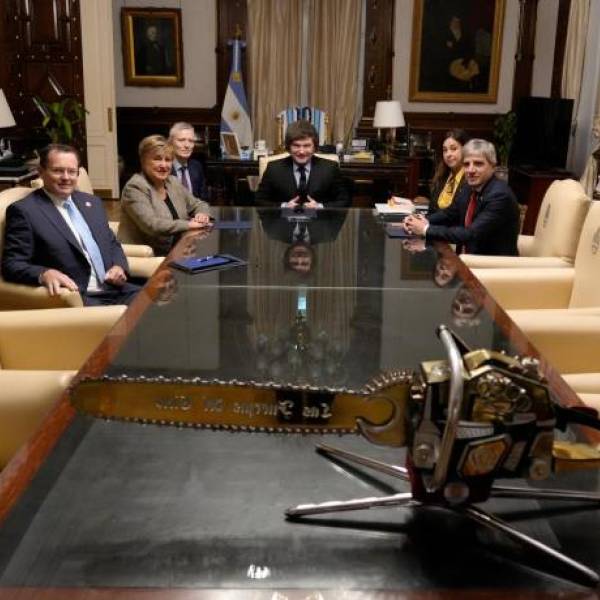 Milei y Georgiviera (FMI) posaron con la motosierra y le envían un mensaje a los argentinos: 