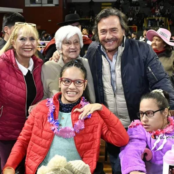 El gobernador Sáenz compartió en el microestadio Delmi la celebración por los 60 años de Hirpace