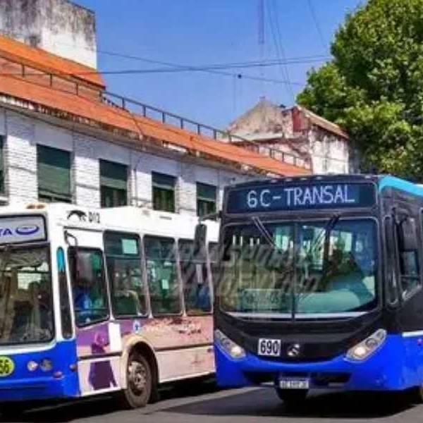 Condenaron a 2 hombres por atacar a un chofer y dañar un colectivo en Vaqueros. 
