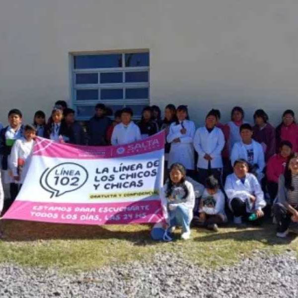 ¿Sabías que los chicos y jovenes siempre tienen un lugar donde ser escuchados? En una escuela al pie del Nevado de Cachi estudiantes conocieron la LÍNEA 102