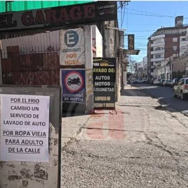 Un lavadero en pleno centro salteño limpia autos a cambio de ropa de invierno para personas en situación de calle