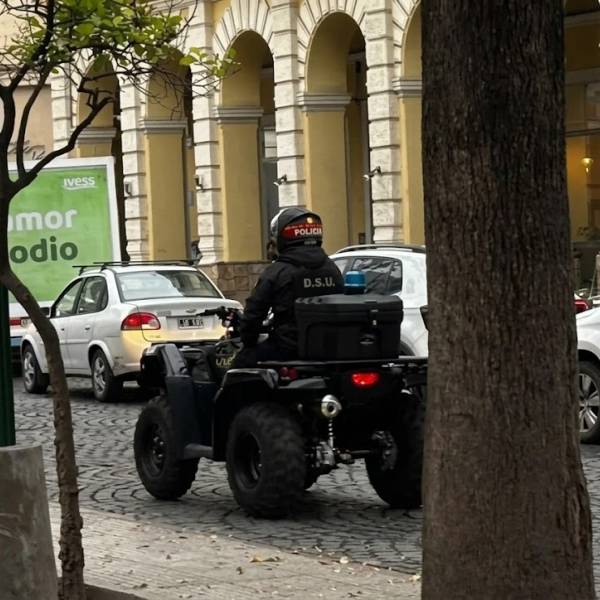 La nueva postal del centro salteño: Policías en cuatriciclo en la plaza 9 de Julio