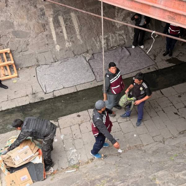 La Municipalidad y la policía desalojaron y limpiaron el puente del canal Esteco: 
