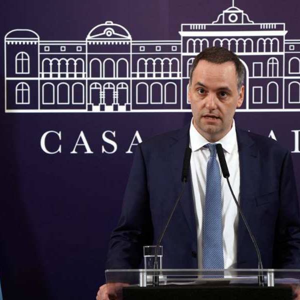 Manuel Adorni canceló su agenda y crecen las versiones sobre una salida inminente