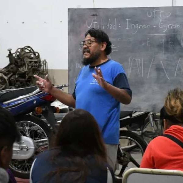 Aprender para emprender: vecinos se capacitan en electricidad de motos