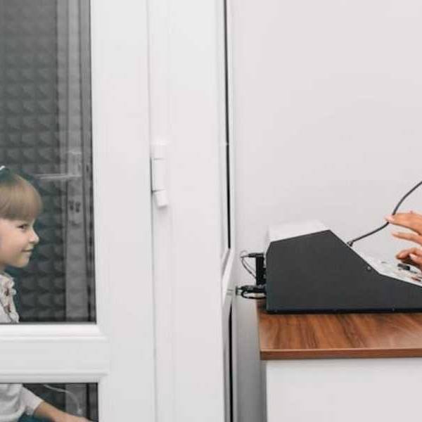 Especialistas instan a incluir exámenes auditivos obligatorios en el ingreso escolar para detección tempranas de enfermedades