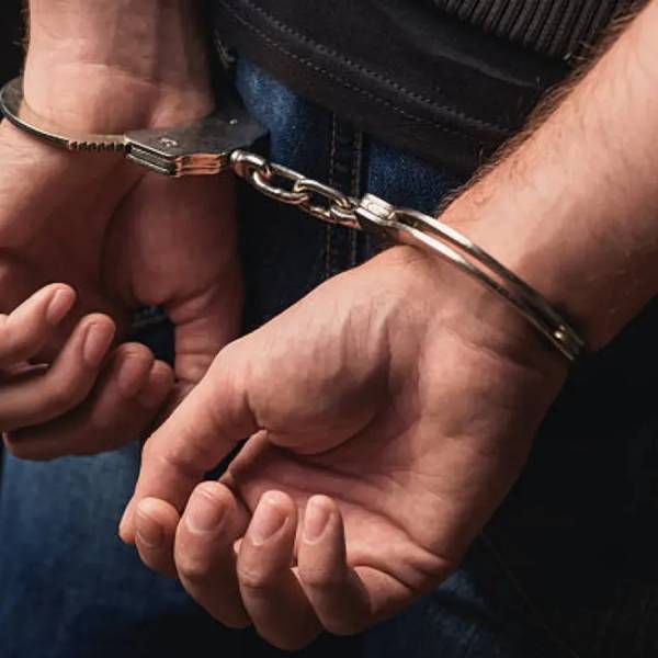 Sacó el auto de un taller mecanico sin permiso y destrozó dos vehiculos en el barrio Solís Pizarro: 