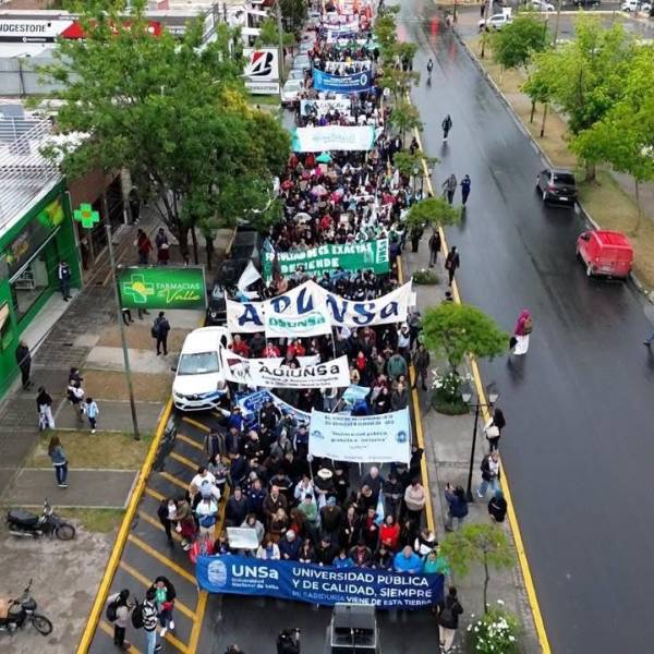 Bajo la lluvia, miles de personas marcharon en Salta en defensa de la universidad pública