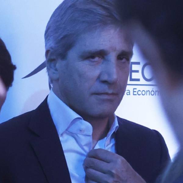 Toto Caputo ya se gastó la mitad de lo que liquidó el campo, en contener el dólar