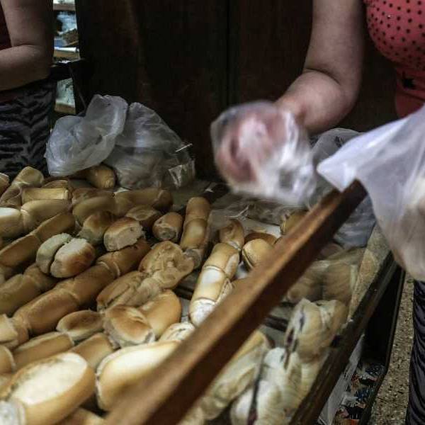 Cayó un 60% el consumo de pan y un 80% el de facturas durante el gobierno de Milei