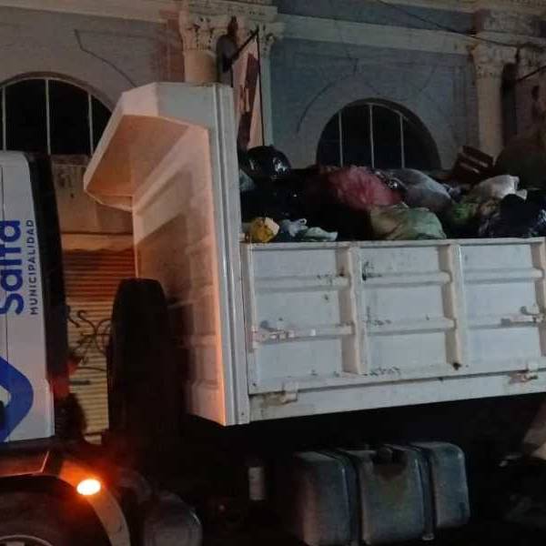 Frente al paro, limpieza y multas a los infractores: Intensos trabajos nocturnos del municipio  para erradicar microbasurales en el microcentro