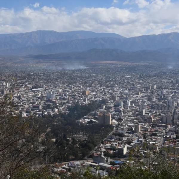 ¡Atención! Rige un alerta por incendios forestales en la ciudad de Salta. Por emergencias o denucnias llamar al 911 o al 105