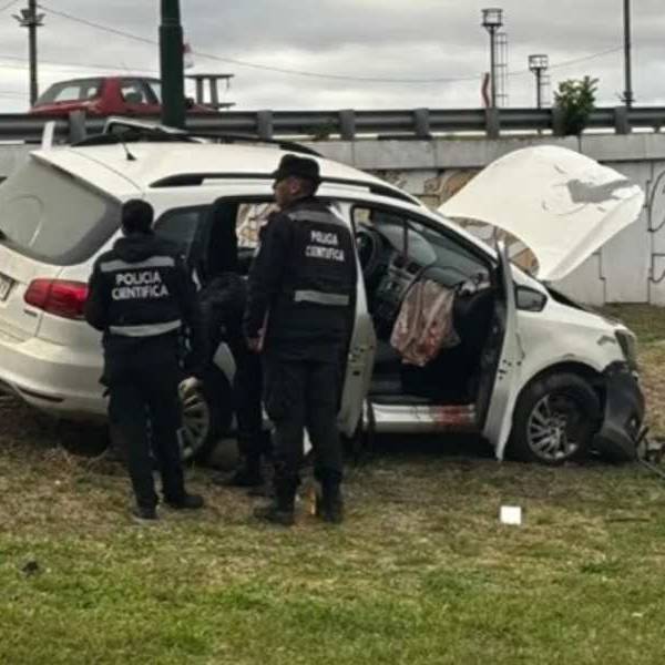 Siniestro vial en cercanía de la rotonda de Limache: dos personas internadas en código rojo tras estrellarse contra un poste