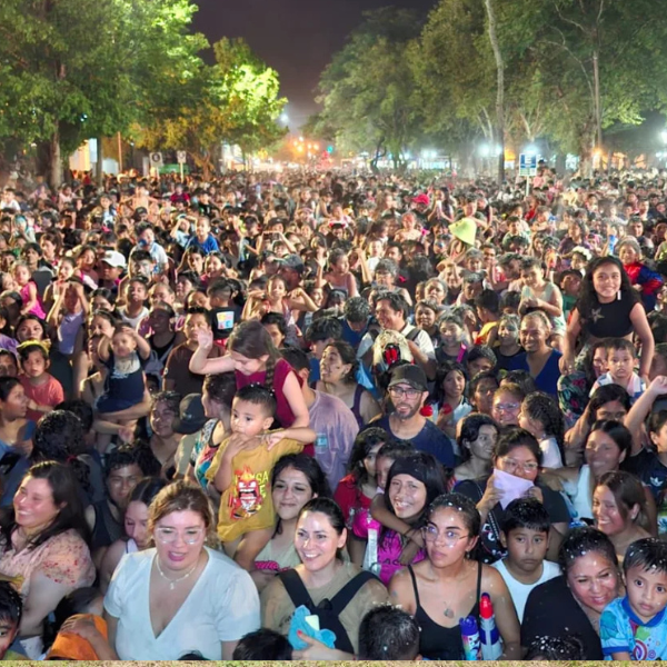 Magia, música y color: La  Plaza Alvarado repleta para el Desentierro del Carnaval de los Niños
