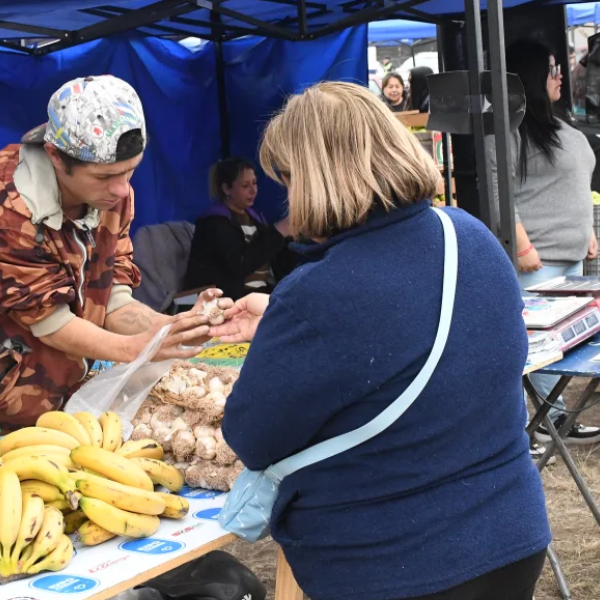 «El Mercado en tu barrio» llega a la zona este: productos a precios accesibles y servicios 