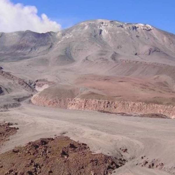 Riesgo volcánico en la Puna salteña: Estudian especialmente la actividad del volcán Lastarria